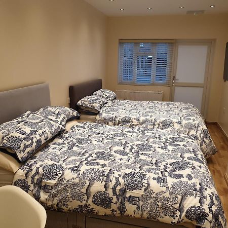 London Luxury Apartments 3 Bedroom Sleeps 8 With 3 Bathrooms 4 Mins Walk To Tube Free Parking Ilford Eksteriør bilde