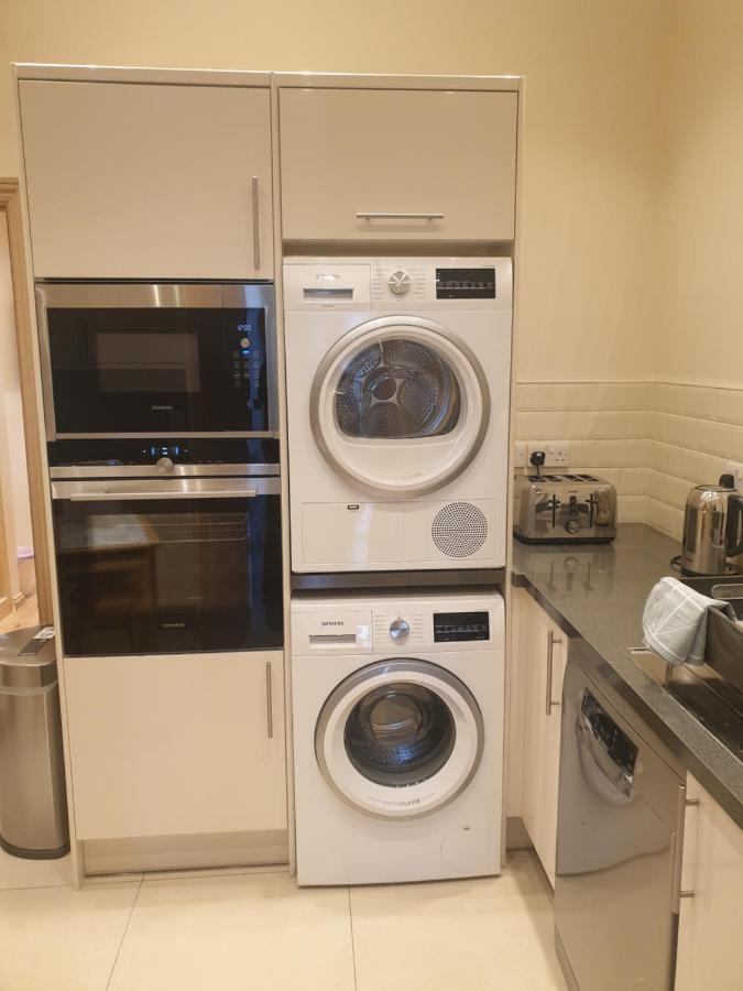 London Luxury Apartments 3 Bedroom Sleeps 8 With 3 Bathrooms 4 Mins Walk To Tube Free Parking Ilford Eksteriør bilde