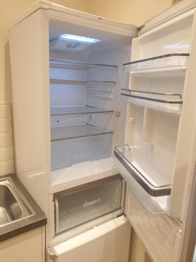 London Luxury Apartments 3 Bedroom Sleeps 8 With 3 Bathrooms 4 Mins Walk To Tube Free Parking Ilford Eksteriør bilde