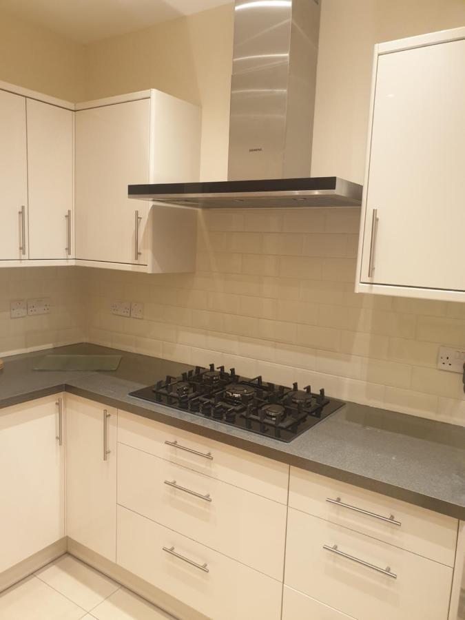 London Luxury Apartments 3 Bedroom Sleeps 8 With 3 Bathrooms 4 Mins Walk To Tube Free Parking Ilford Eksteriør bilde