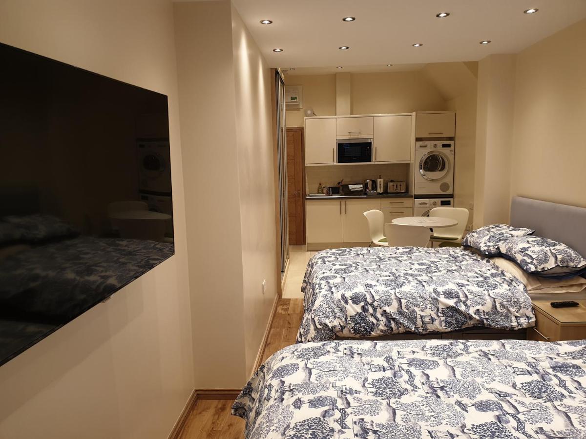 London Luxury Apartments 3 Bedroom Sleeps 8 With 3 Bathrooms 4 Mins Walk To Tube Free Parking Ilford Eksteriør bilde
