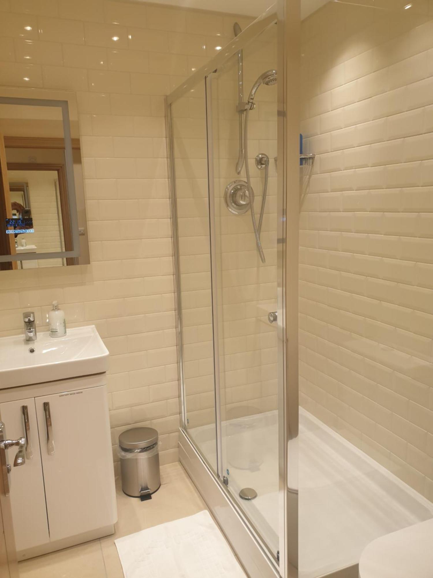 London Luxury Apartments 3 Bedroom Sleeps 8 With 3 Bathrooms 4 Mins Walk To Tube Free Parking Ilford Eksteriør bilde