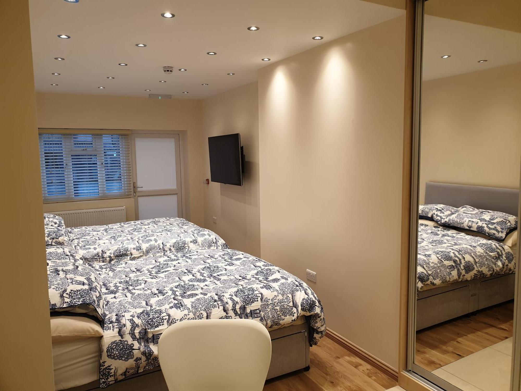 London Luxury Apartments 3 Bedroom Sleeps 8 With 3 Bathrooms 4 Mins Walk To Tube Free Parking Ilford Eksteriør bilde