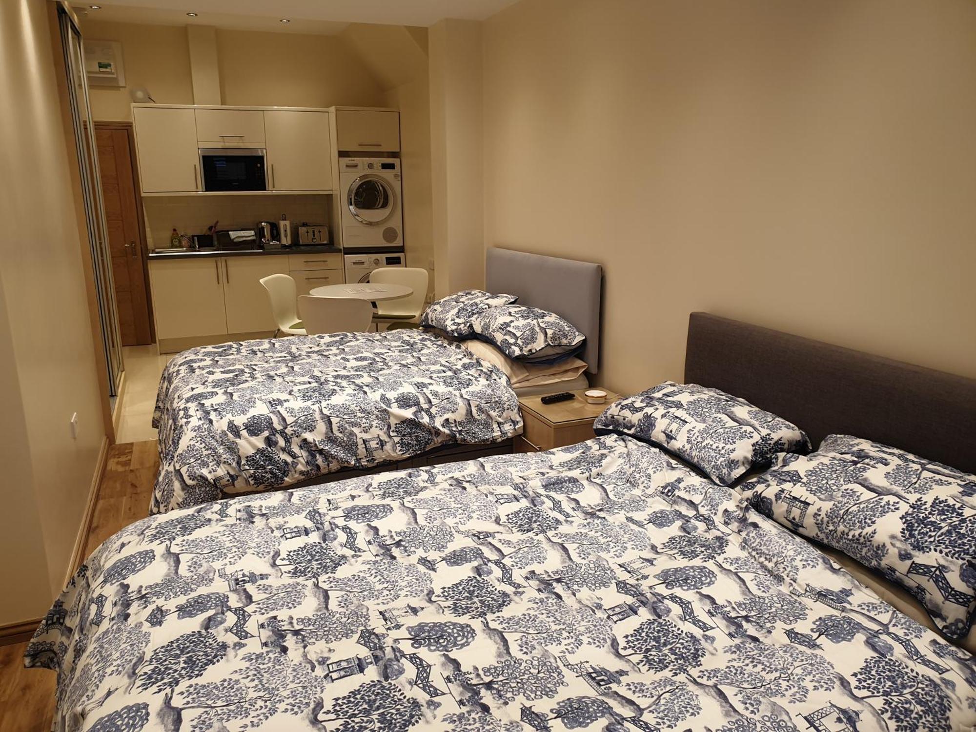 London Luxury Apartments 3 Bedroom Sleeps 8 With 3 Bathrooms 4 Mins Walk To Tube Free Parking Ilford Eksteriør bilde
