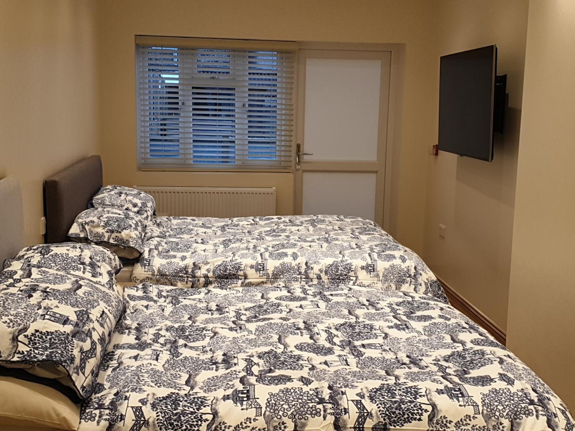 London Luxury Apartments 3 Bedroom Sleeps 8 With 3 Bathrooms 4 Mins Walk To Tube Free Parking Ilford Eksteriør bilde